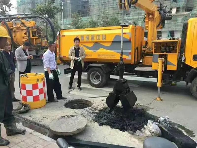 南充街道：网格员化身“清道夫”，为民解忧疏通“堵心”化粪池