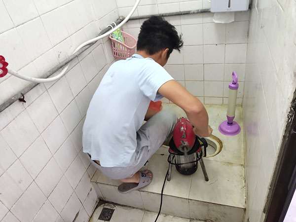 南充肥皂掉到马桶里把马桶堵住了怎么办？马桶堵住了怎么办
