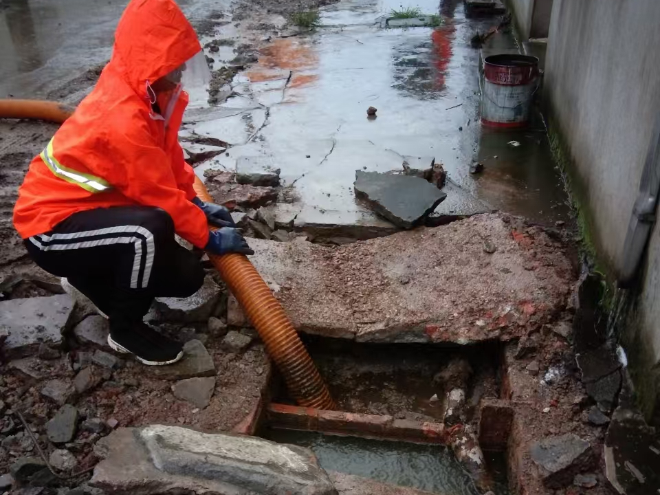 南充专业清理污水池 炜誉市政以规范流程守护城市 “肠道”